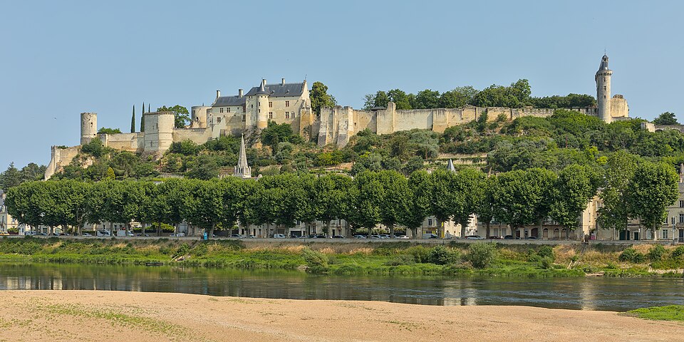 Chinon, Chinon, stop between Lille and Biarritz