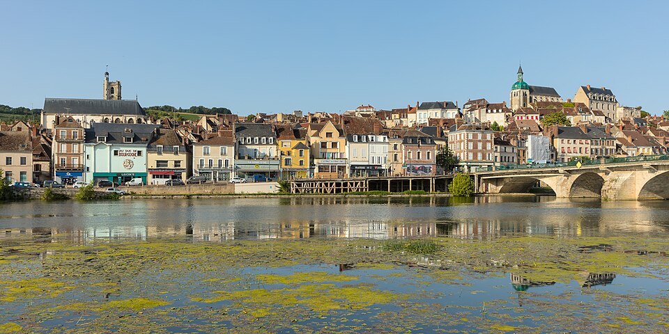 Joigny, Joigny, stop between Metz and Royan